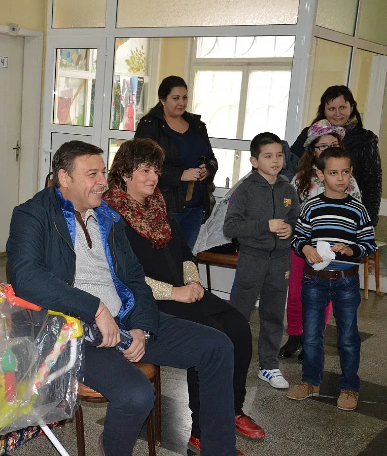 Кмет зарадва с подаръци социален дом 
