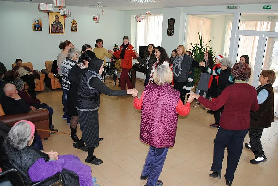 Мария Габриел осигури празник за възрастни хора преди Коледа