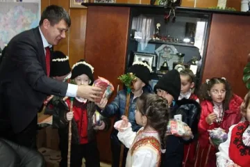 Коледари на гости на кмета на Ардино Ресми Мурад