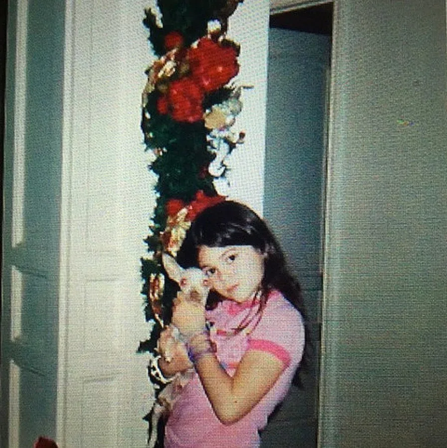 Загадката: Коя е сексапилната певица?