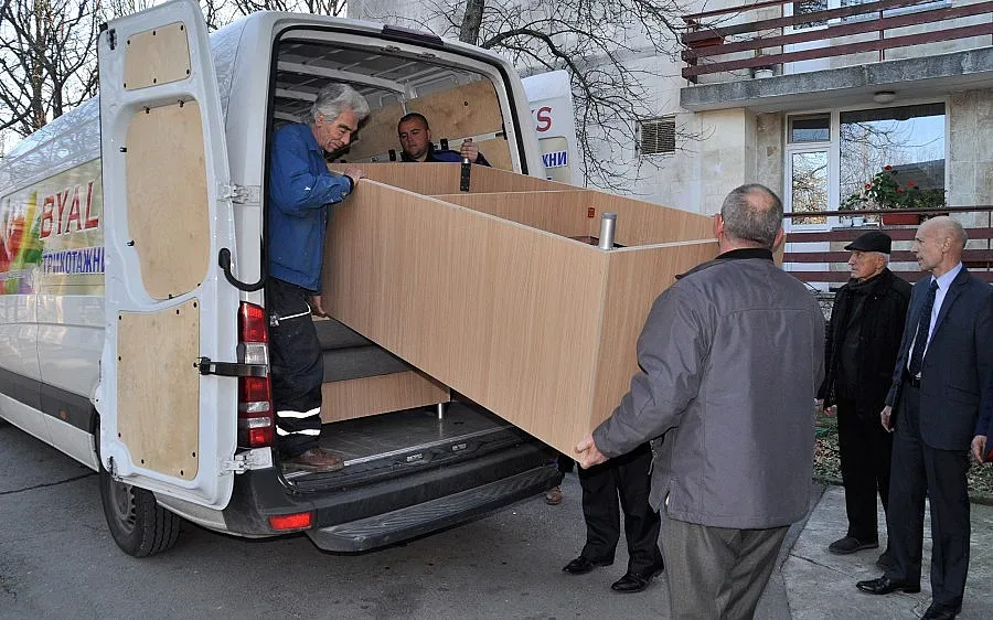 Бизнесмен дари климатици на старческия дом в Хасково