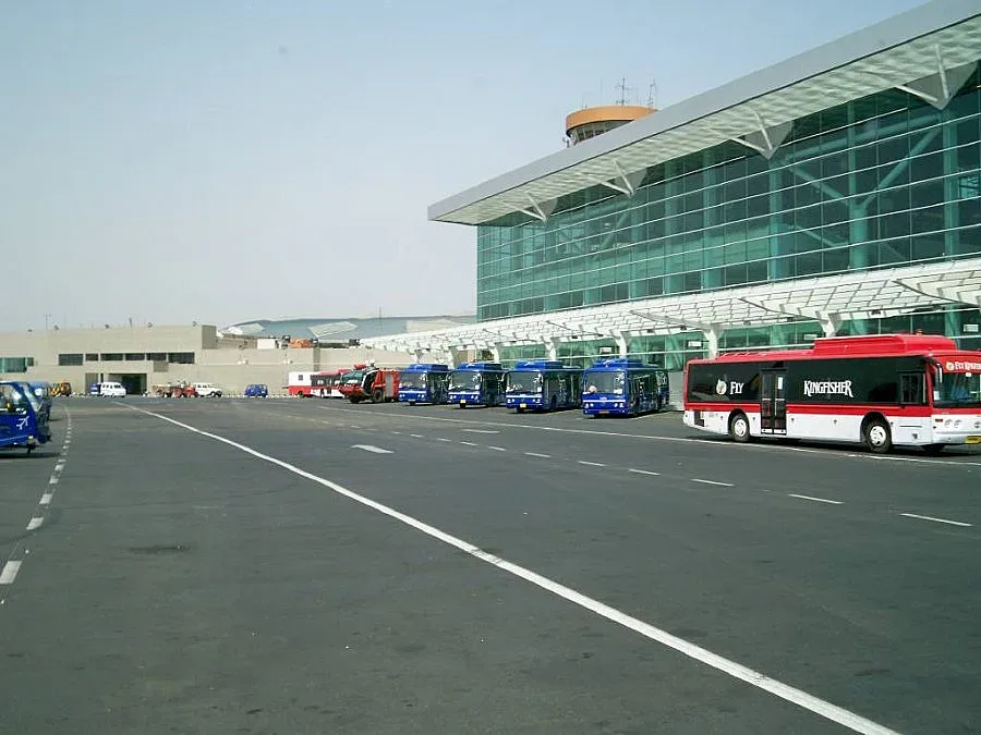 Малък самолет се разби в Делхи, загинаха 10 души