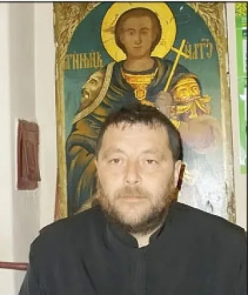 Свещеник събира самотници на Коледа