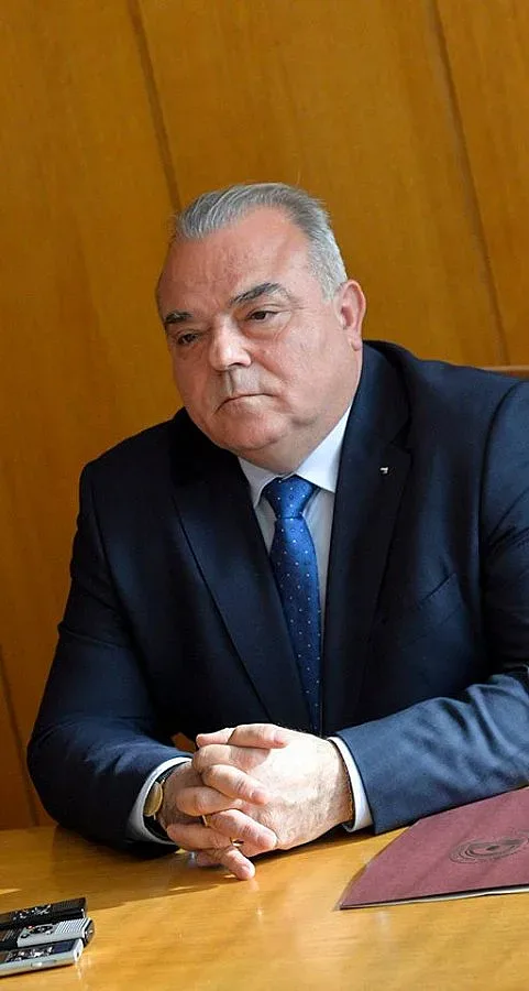 Ако си учил с държавни пари, работи 5 г. тук