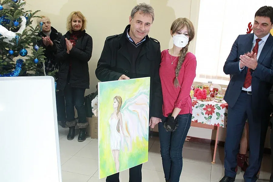 Коледен базар при областния на Хасково събира пари за болно дете