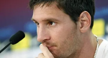 Фенове плюят Меси на летище