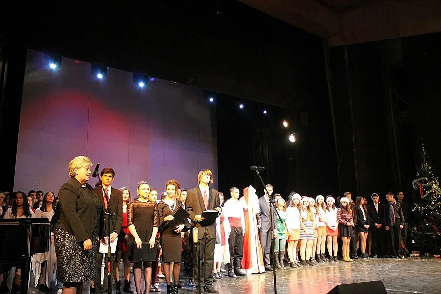 Гимназисти от Кърджали пяха и танцуваха за деца с увреждания