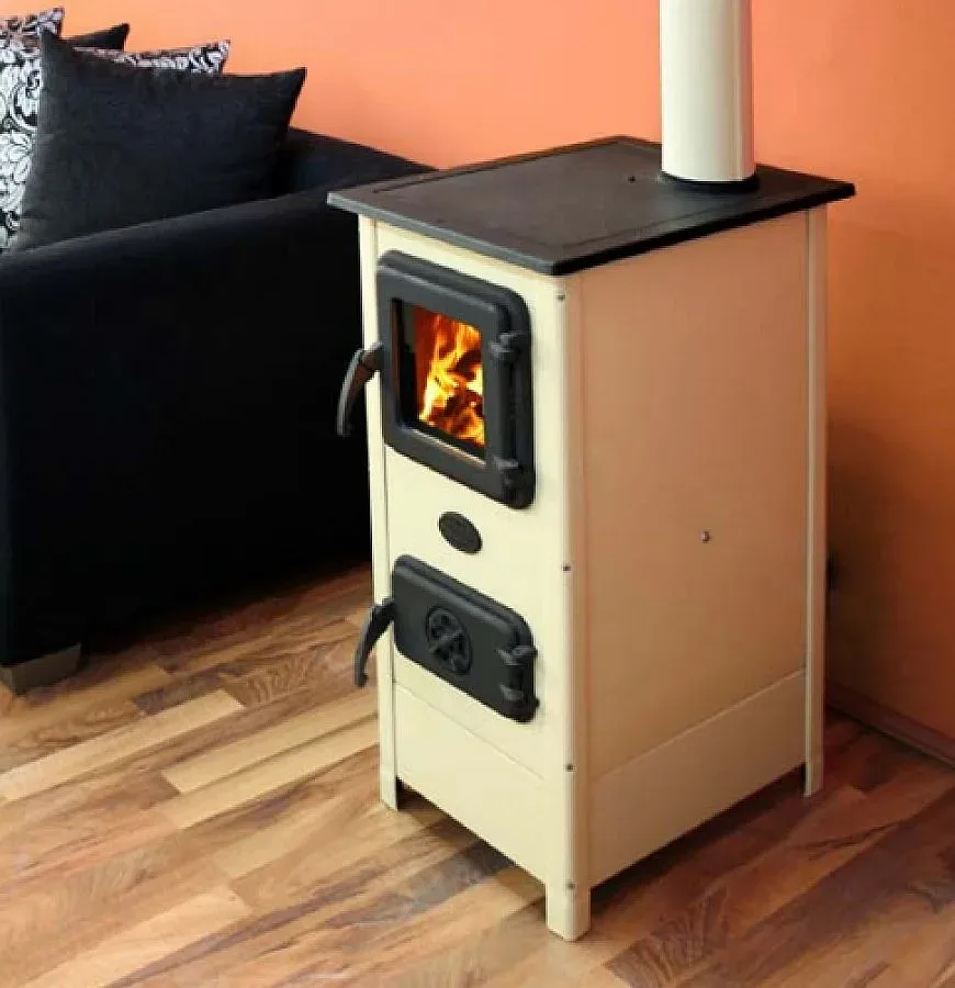 Печка на твърдо гориво запали апартамент