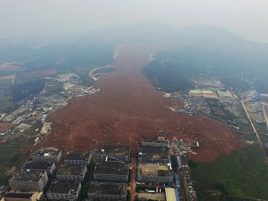 Десетки в неизвестност заради свлачище в Китай
