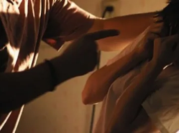 Мъж ограби девойка с шамар