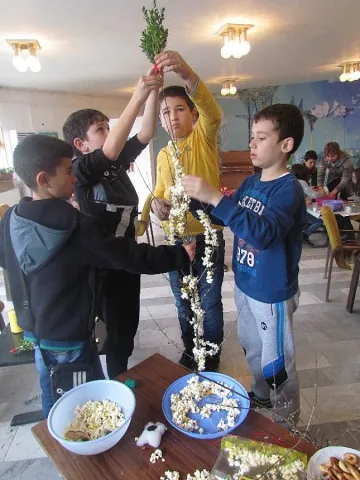 Деца от Кърджали се учат да правят сурвачки и обредни хлябове