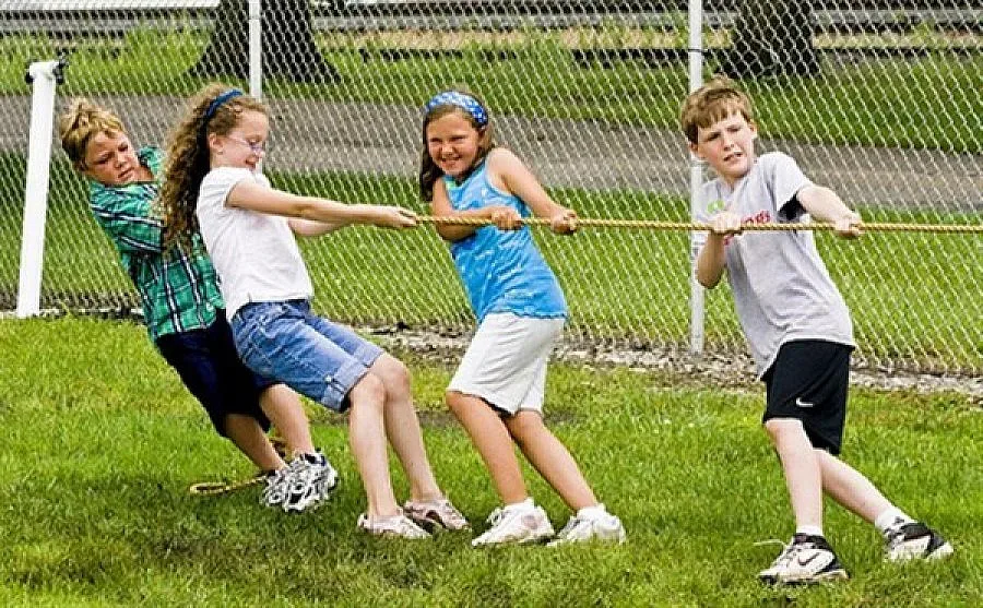 Проверяват спешно площадки в забавачки и училища