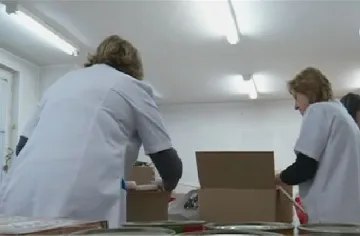 Лекари напълниха две линейки с подаръци от личните си заплати