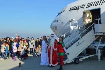 Снежанка слезе от руски самолет 