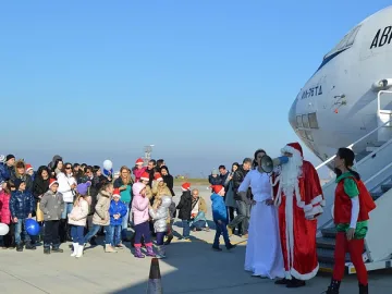 Дядо Коледа кацна със самолет на летището в Бургас