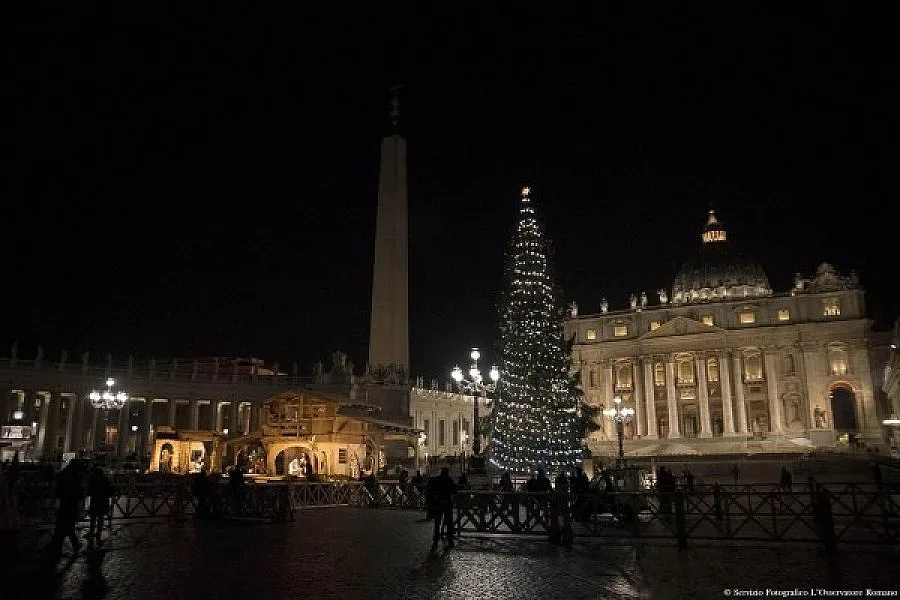 25-метрова елха грейна на площад във Ватикана