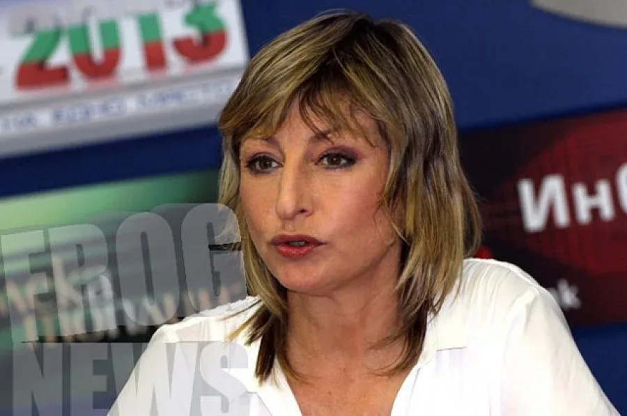 Странната прегръдка на червени и тъмносини