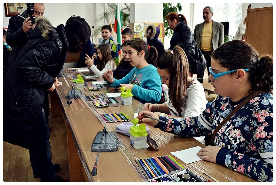 Деца рисуваха благотворително картички