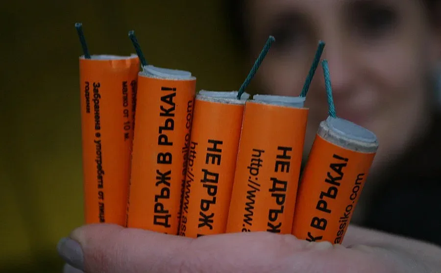 Прибраха пиротехника от вестникарска будка