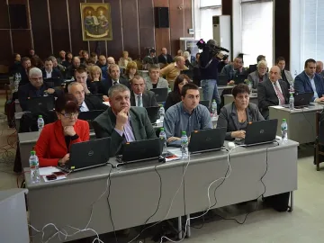 Общинските съветници в Сливен намалиха заплатите си