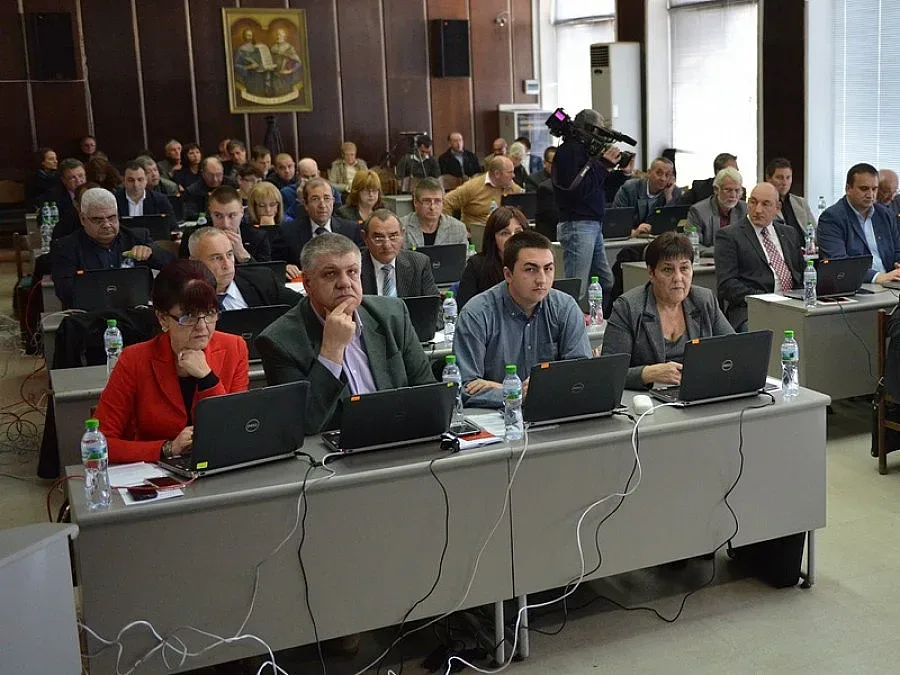 Общинските съветници в Сливен намалиха заплатите си