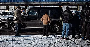 Фенове заклещиха Сираков. "Нека да отвори джама!"