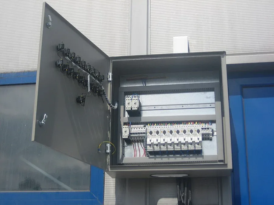 Глобиха енерго компания с 2000 лв. за незаконно табло до къщата на Ванга