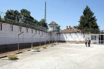 Затворник с шило пробва да убие надзирател