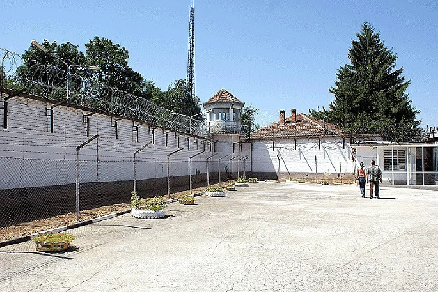 Затворник с шило пробва да убие надзирател