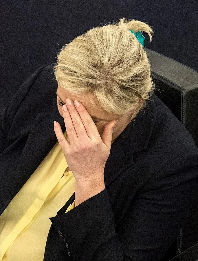 Разследват Льо Пен за туитове с жертви на ИД