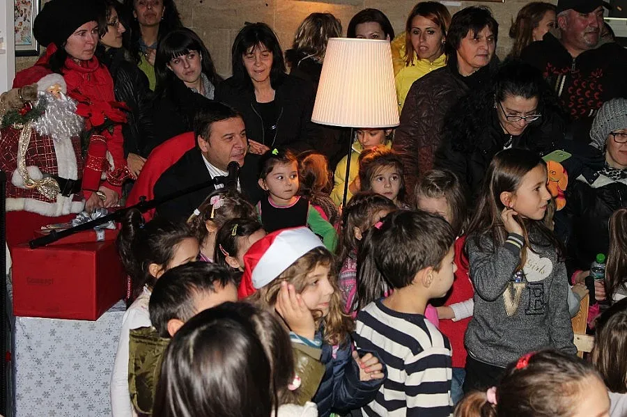 Кмет чете приказка на деца