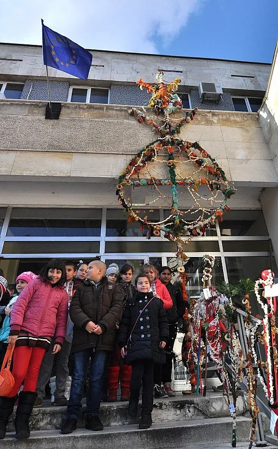 Хасково посреща празниците с 8-метрова сурвачка гигант