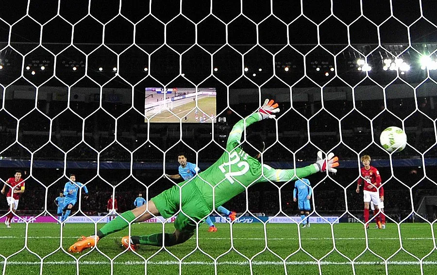 "Барса" на финал, Суарес би "Гуанджоу" 