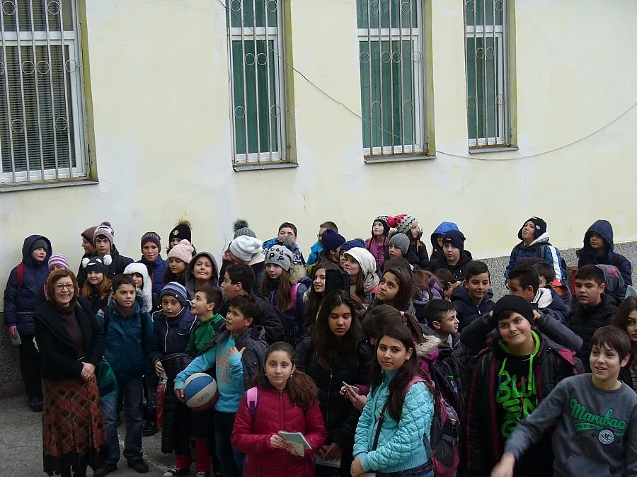  Коледни мелодии замениха школски звънец