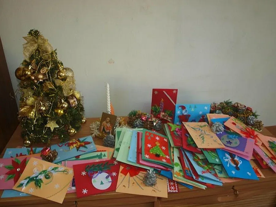 Сръчни деца измайсториха над 150 коледни картички