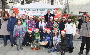 Ученици помагат на връстници с базар