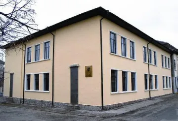 Посипаха с бял прах училищен вход