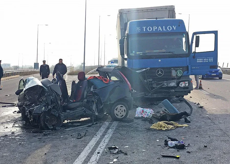 Двама загинаха в катастрофа с българин в Гърция