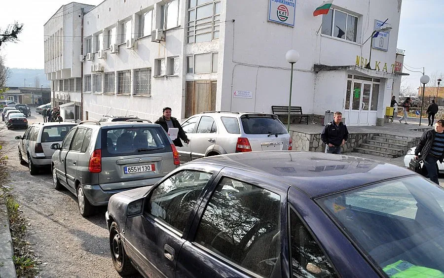 След месец чакане опашки пред КАТ Хасково за регтабели