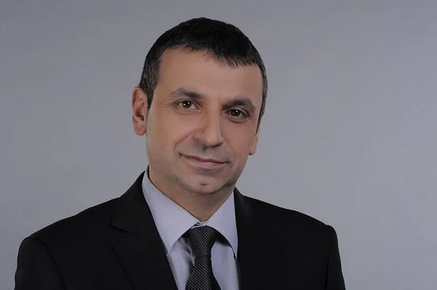 Депутат подарява за Коледа комедиен спектакъл  