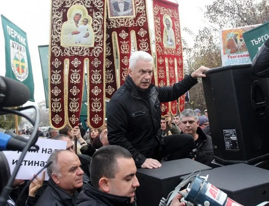 "Атака" с протест против Давутоглу