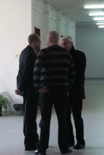 Дипломат и синът му в затвора за афера с имоти