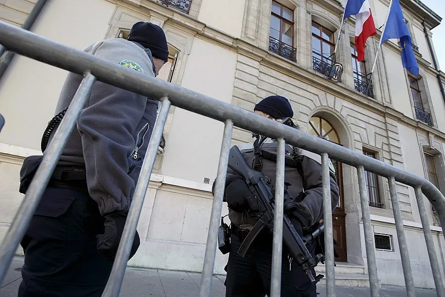 Мъж, крещейки за ИД, намушка човек в Париж