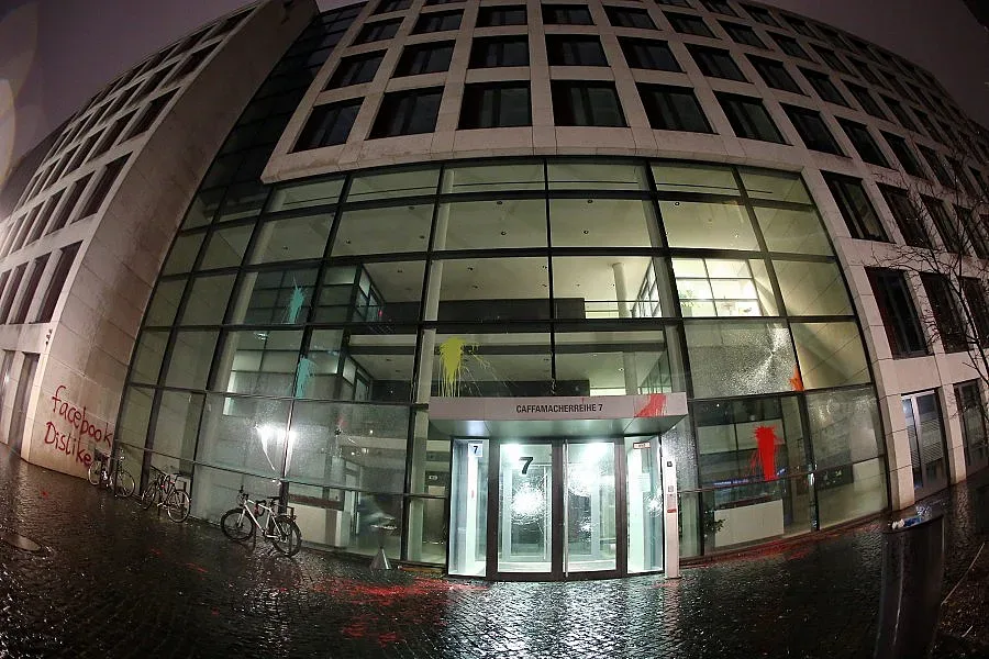 Вандали изписаха „Facebook Dislike" на сградата на гиганта