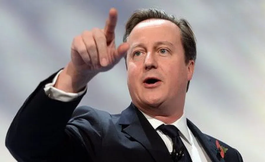 Камерън не се е отказал от ограниченията за имигрантите от ЕС