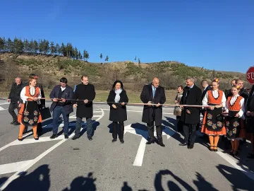 Павлова благодари на БГ фирми за пътя край Разлог