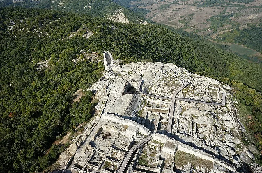 Ромеи и българи воюват за Перперикон