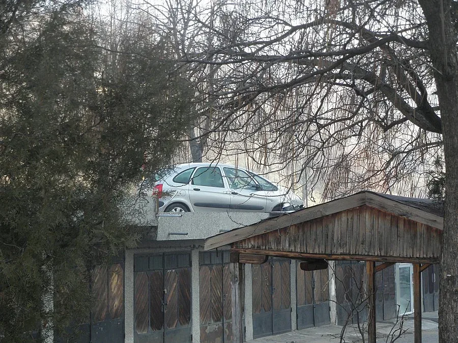Жена паркира на покрива на гараж 