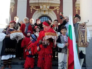 Сурвакари огласиха Народния театър