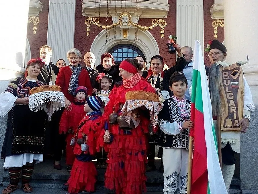 Сурвакари огласиха Народния театър